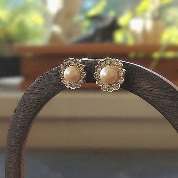 Vtg cultured pearl and rhinestone gold tone halo studs - Picture 2 of 7